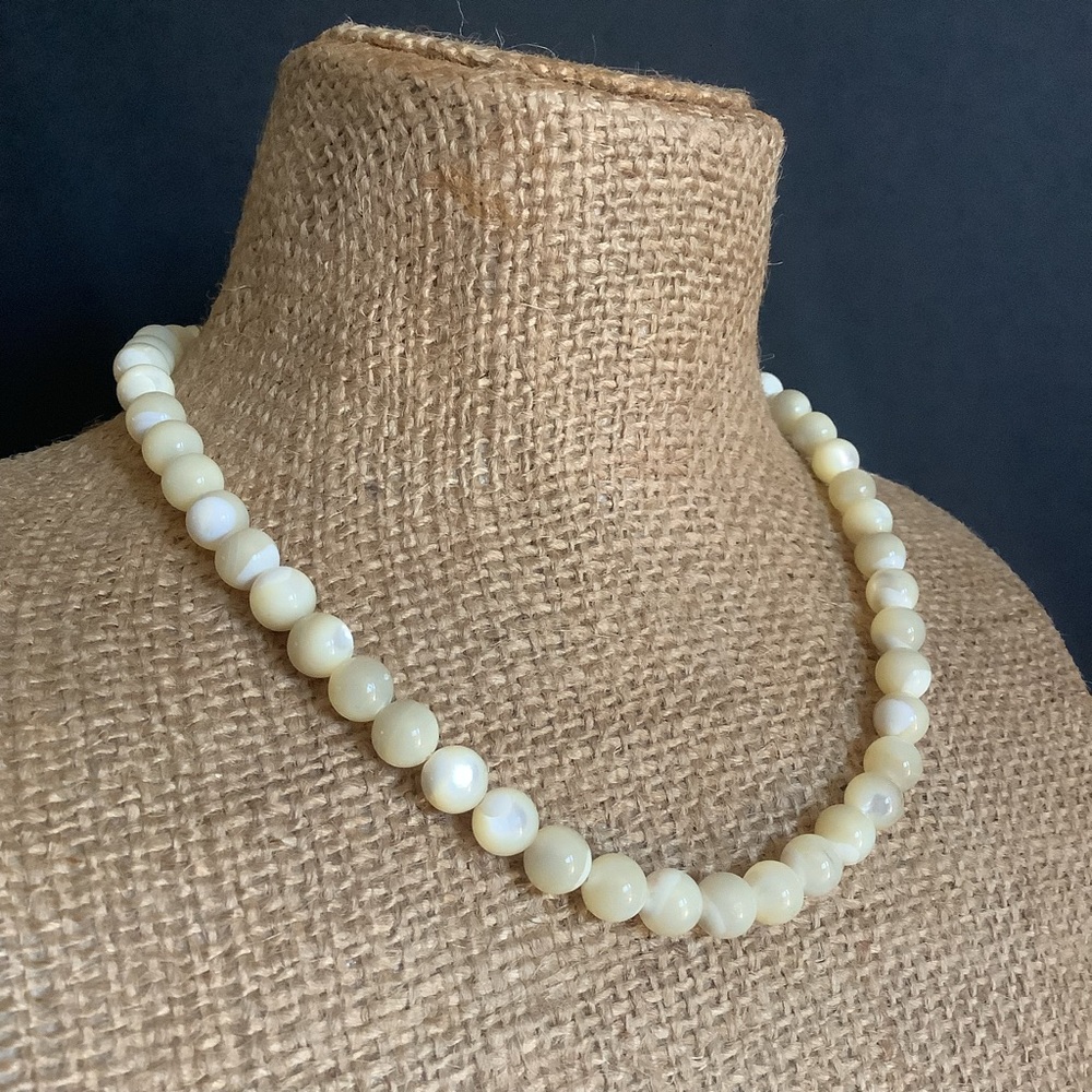 Genuine mother of pearl beaded necklace. - Picture 3 of 7